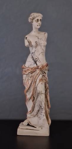 statue